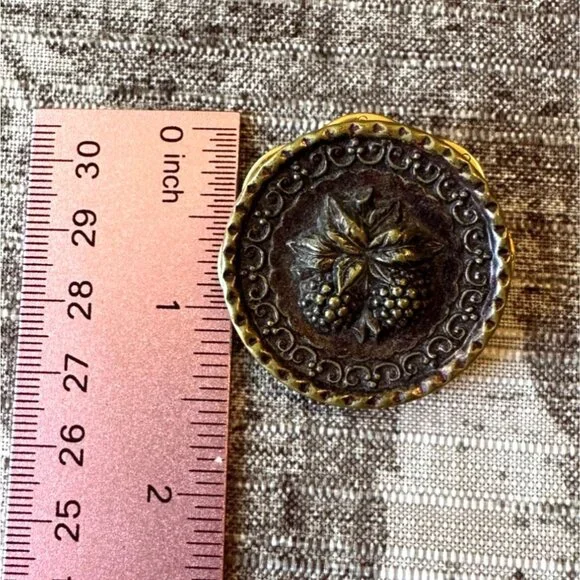 Vintage Victorian Style Plum Plastic Brooch With Grape Design & Filigree - Picture 5 of 7